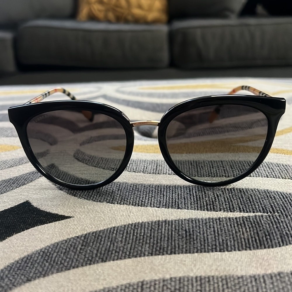 Burberry cat eye sunglasses gold and plaid wayfarer style shades - Picture 2 of 7